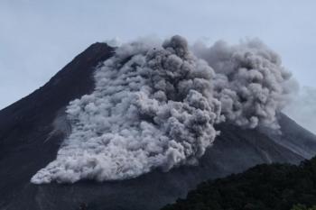 Semburkan Awan Panas 4 Kali, Warga Dihimbau Jauhi Kawasan Rawan Bencana